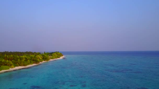 浅い海と白い砂浜の背景によって静かな海の景色のビーチの休日の空中ドローン旅行 — ストック動画