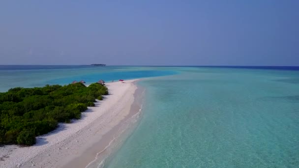 Drone εναέρια υφή ειδυλλιακή τουριστική παραλία διάλειμμα από το γαλάζιο της θάλασσας με καθαρή άμμο φόντο — Αρχείο Βίντεο