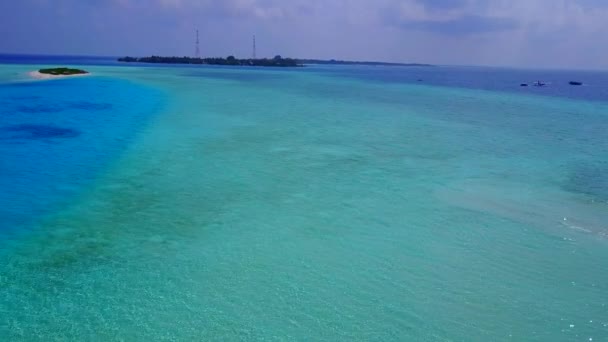 Antenn drönare struktur lugn lagun strand paus av grunt hav med vit sand bakgrund — Stockvideo