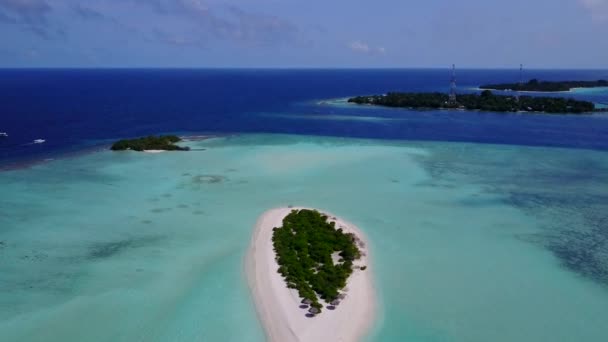 Naturaleza aérea de la costa tropical estilo de vida de playa por laguna verde azul y fondo de arena blanca — Vídeo de stock