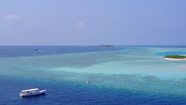 Lüks adanın insansız hava aracı sahili parlak kumlu arka planla berrak suları aşıyor. — Stok video
