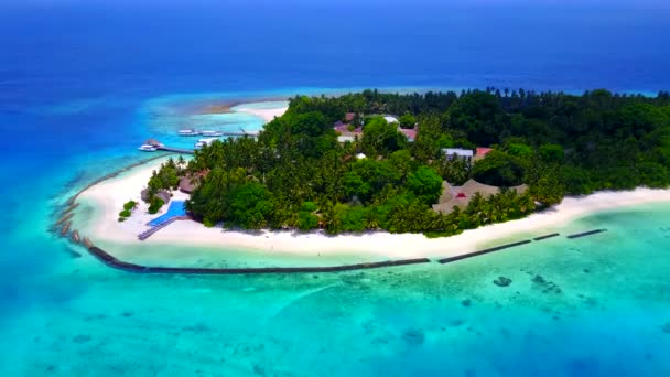 Drone paisaje aéreo de lujo playa playa aventura por mar azul con fondo de arena blanca — Vídeo de stock