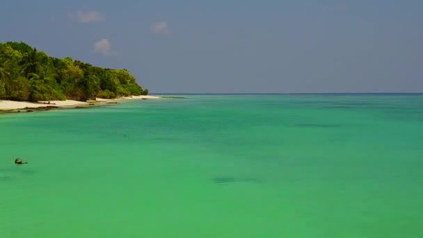 Drón légi utazás tökéletes sziget strand utazás kék víz és fehér homok háttér — Stock videók
