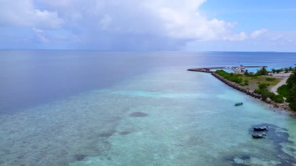 Paisaje aéreo de hermosa playa costera aventura por laguna verde azul y fondo de arena blanca — Vídeo de stock