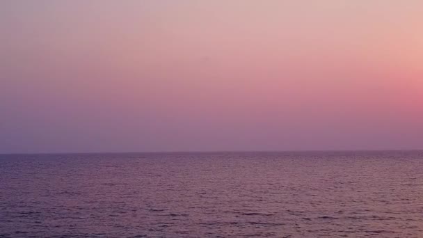 Flygfoto landskap lyx kust strand paus av blått hav och ljus sand bakgrund — Stockvideo