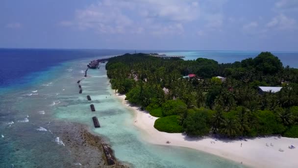 Krajobraz z lotu ptaka doskonałej turystycznej plaży przez błękitną lagunę z białym piaskiem tle — Wideo stockowe