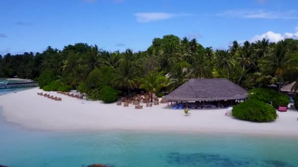 Drone uitzicht reizen van mariene resort strand reis door blauw water met witte zandachtergrond — Stockvideo