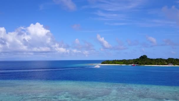 Drone aéreo abstracto de la playa tranquila bahía romper por el mar azul y fondo de arena blanca — Vídeos de Stock