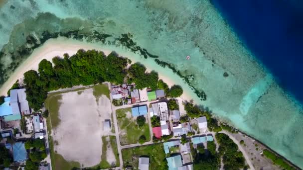 Drone niebo lotnicze luksusowego morza plaży styl życia przez niebieski ocean i białe piaszczyste tło — Wideo stockowe