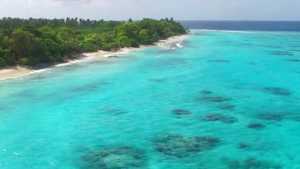 Drohnenblick Himmel mit schönem Meerblick Strandurlaub an der türkisfarbenen Lagune mit weißem Sandhintergrund — Stockvideo