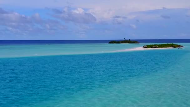 Paisaje marino aéreo de drones de hermosa costa rotura de playa por mar azul y fondo de arena blanca — Vídeos de Stock