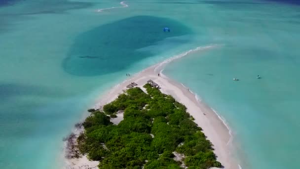 Langit pemandangan udara dari perjalanan pantai yang tenang oleh laguna dangkal dengan latar belakang berpasir bersih — Stok Video