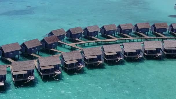 Drohnen-Landschaft der schönen Bucht Strand brechen durch blaue Lagune und sauberen sandigen Hintergrund — Stockvideo