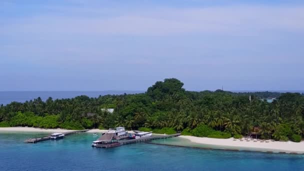 Luchtfoto van exotische kustlijn strand reis door transparante zee met witte zandachtergrond — Stockvideo
