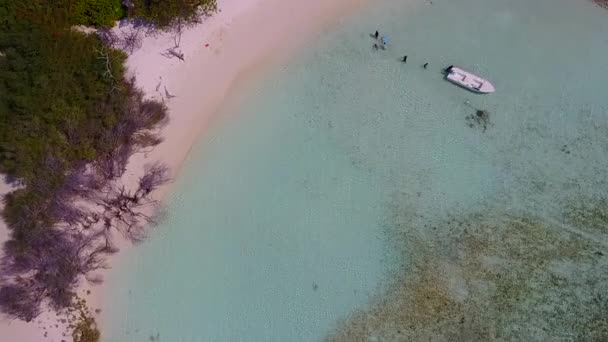 Повітряний безпілотник природа екзотичного туристичного пляжу перерва на аква-блакитному морі і чистий піщаний фон — стокове відео