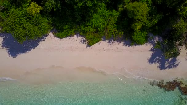 Paisaje aéreo de hermosa costa estilo de vida de playa por laguna verde azul con fondo de arena blanca — Vídeo de stock