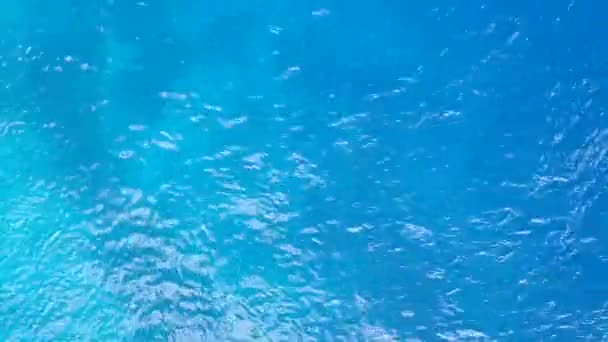 하얀 모래사장이 있는 맑은 물을 이용하여 완벽 한 휴가철의 공중 드론 조경 — 비디오
