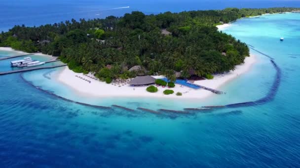 Luchtfoto drone landschap van idyllische toeristische strand reis door de blauwe oceaan met wit zand achtergrond — Stockvideo