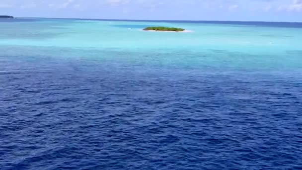 Aerial drone krajobraz morski spokojnej zatoki wakacje nad błękitnym zielonym morzem z białym, piaszczystym tle — Wideo stockowe