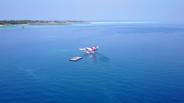 Paisagem aérea drone de belas férias de praia lagoa por mar claro e fundo arenoso branco — Vídeo de Stock