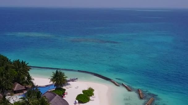 白い砂の背景を持つ青い海によるエキゾチックな海岸のビーチトリップの空中風景 — ストック動画