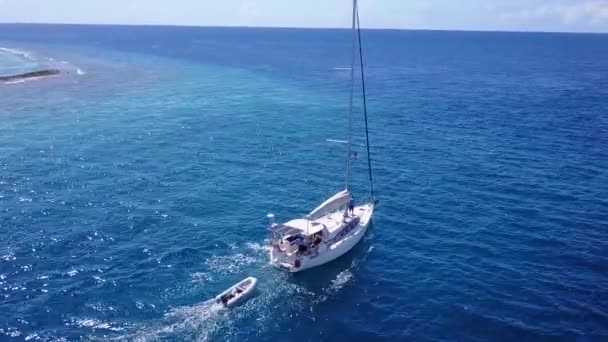 Drone panorama aereo del paradiso turistico vacanza al mare vicino all'oceano poco profondo con sfondo di sabbia bianca — Video Stock