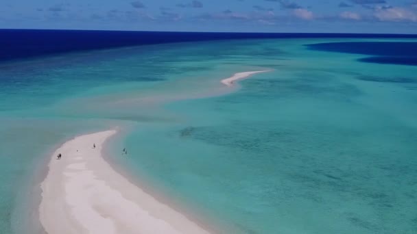 Légi utazás trópusi tengerpart nyaralás tiszta tenger és fehér homok háttér — Stock videók