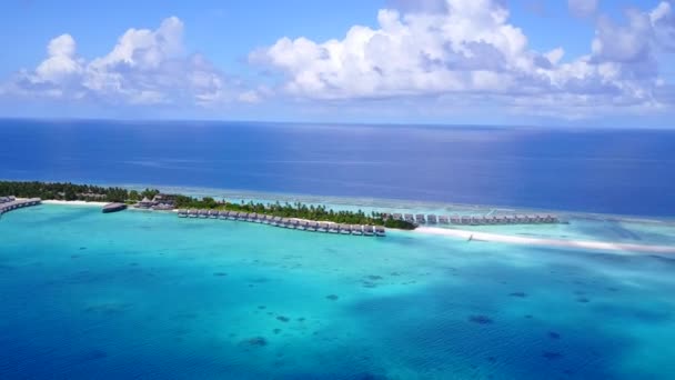 Aerial drone utazás idilli sziget strand vadon élő állatok által aqua kék lagúna tiszta homok háttér — Stock videók