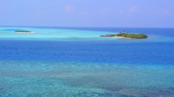 푸른 물과 하얀 모래사장을 배경으로 하는, 낙원 해변을 찾는 공중 무인 여행 — 비디오