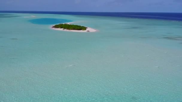 Воздушная абстракция идиллического морского путешествия по заливу сине-зеленым морем на белом песчаном фоне — стоковое видео
