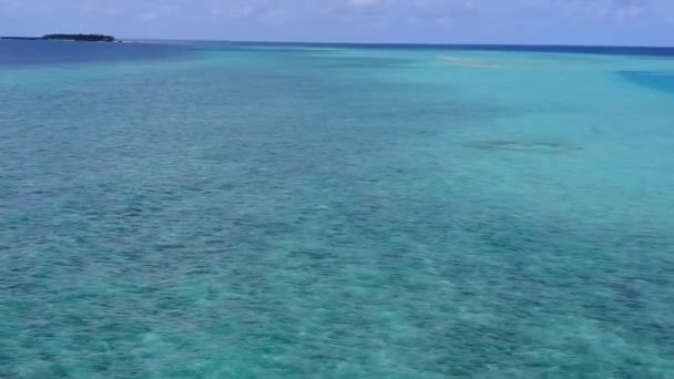 Cennetin insansız hava aracı deniz manzaralı plaj tatili mavi deniz ve beyaz kum arka planı — Stok video