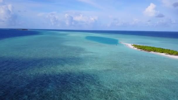 ターコイズブルーの海と白い砂浜の背景による完璧な島のビーチタイムの空中風景 — ストック動画