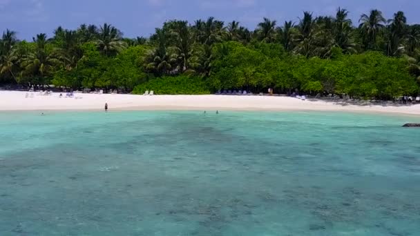 Путешествие воздушного беспилотника по роскошному пляжному приключению на аква-синем море с белым песком — стоковое видео