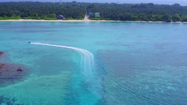 Pesawat tak berawak melakukan perjalanan wisata pantai yang santai dengan latar belakang laut dan berpasir putih yang transparan — Stok Video