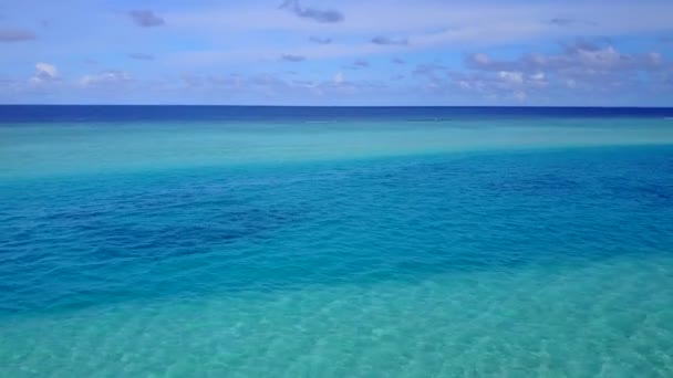 Αεροφωτογραφία πανόραμα του όμορφου χρόνου παραλία νησί από μπλε νερά και λευκό φόντο άμμο — Αρχείο Βίντεο