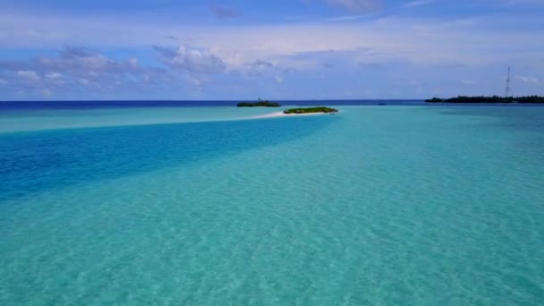 Pesawat tanpa awak panorama dari istirahat pantai yang santai oleh air biru dengan latar belakang berpasir putih — Stok Video