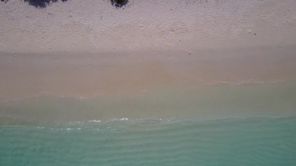 Drone kilátás táj egzotikus öböl strand idő kék zöld víz és fehér homok háttér — Stock videók