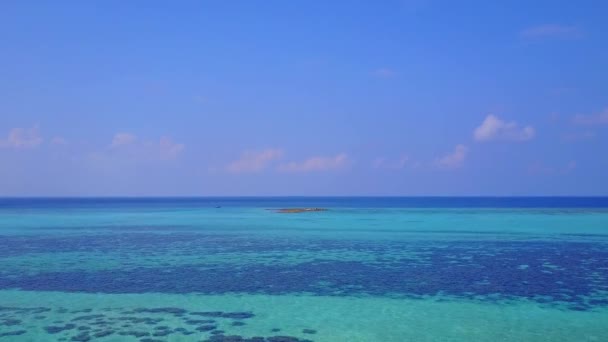 Paysage marin drone de vacances de plage touristique marine par l'eau bleue avec fond sablonneux blanc — Video