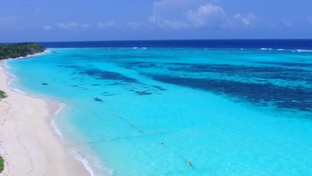 Drone εναέρια υφή της τέλειας παραλιακής διαδρομής με γαλαζοπράσινα νερά και λευκό αμμώδες φόντο — Αρχείο Βίντεο