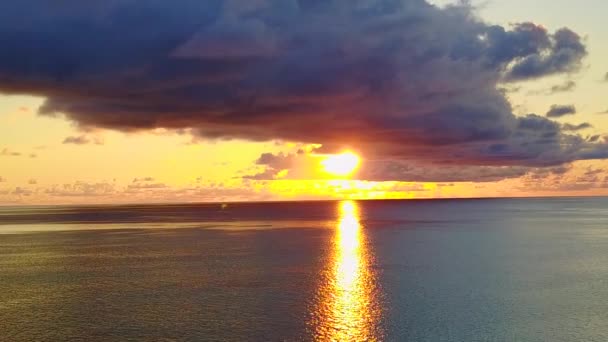 Cielo aéreo de drones de perfecta vista al mar rotura de playa por aqua azul océano y fondo de arena brillante — Vídeos de Stock