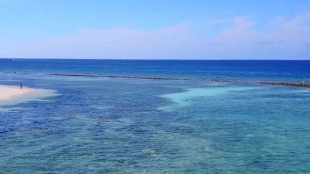 Vista aérea panorámica de la tranquila isla viaje de playa por aguas transparentes con fondo de arena blanca — Vídeos de Stock