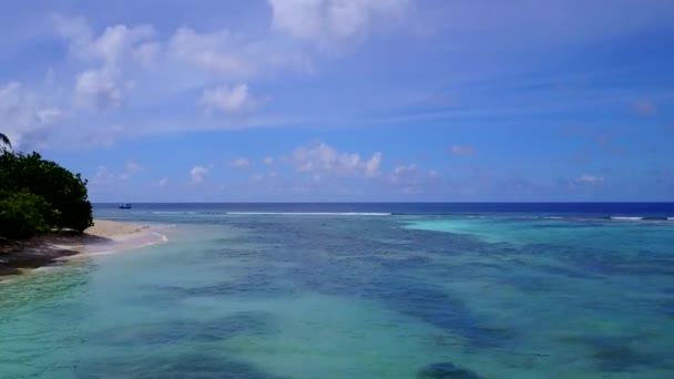 Flygdrönare turism tropisk kust strand resa med tydlig lagun med vit sand bakgrund — Stockvideo