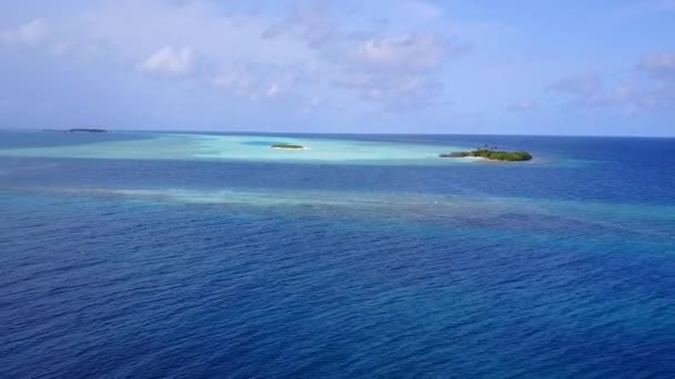 Воздушный беспилотник абстрактный тропический туристический пляж приключения на голубом море с белым песком фоне — стоковое видео