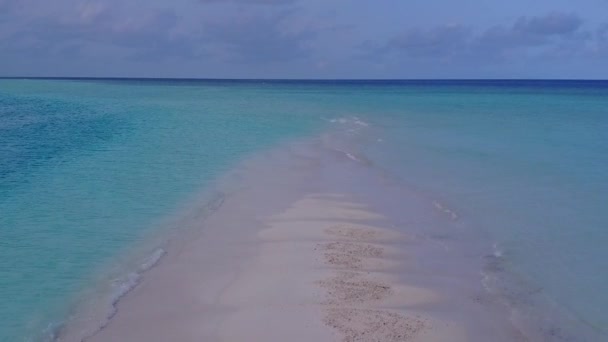 Aerial charakter idyllicznej plaży turystycznej wakacje przez płytkiego oceanu i czystego piasku tła — Wideo stockowe
