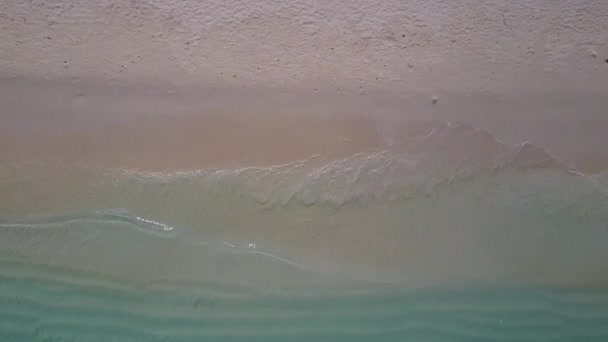 Повітряний вид туризму красивий туристичний пляжний відпочинок на прозорому океані з білим піском фону — стокове відео