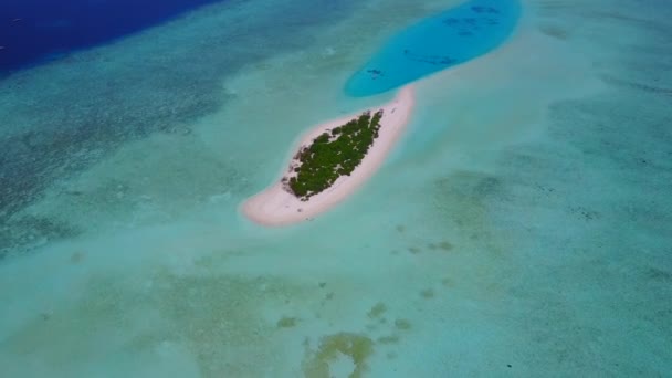 浅海白沙背景下休闲海滨探险的空中无人飞机景观 — 图库视频影像