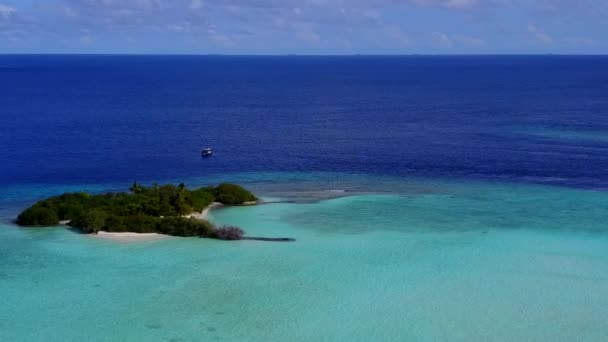 Aereo paesaggio marino di rilassante baia spiaggia viaggio in acqua blu mare con sfondo di sabbia bianca — Video Stock