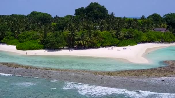 드론으로 본 완벽 한 해변 경치와 푸른 바 다 와 밝은 모래 배경 — 비디오