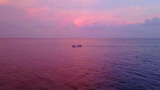 Luftdrohne Meereslandschaft der erholsamen Insel Strandurlaub am transparenten Meer und hellen sandigen Hintergrund — Stockvideo