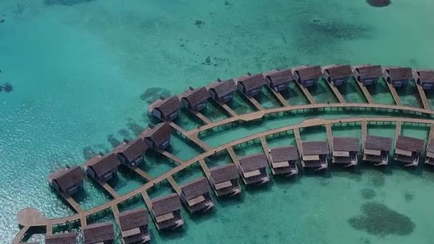 Textura aérea de viaje de playa de resort tropical por laguna turquesa con fondo de arena brillante — Vídeo de stock